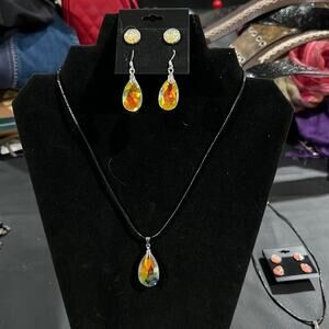 Crystal necklace & 2 pairs of earrings. Pretty gold with hint of orange!